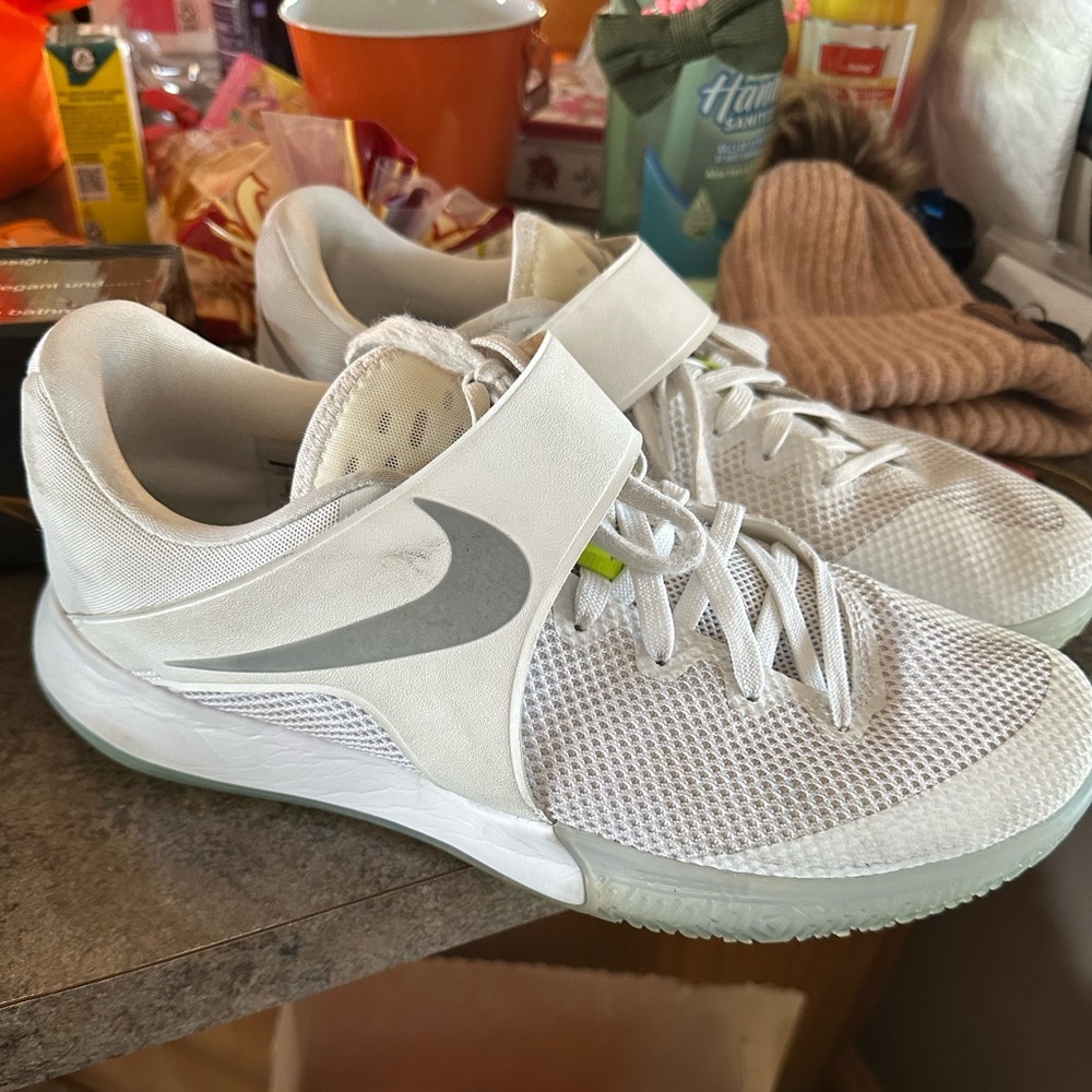 Nike Low zoom basketball shoes